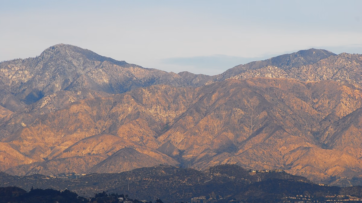Late afternoon sunlight on the San Gabriel Mountains , from Baldwin Hills Scenic Overlook — Los Angeles, California.