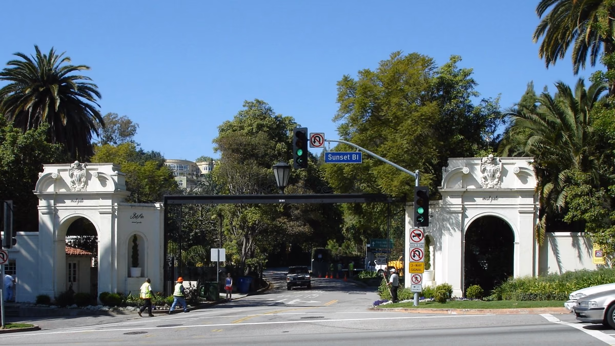 The west entrance of Bel Air at Bellagio and Sunset Blvd (Picture by Mike Downey). en:Category:Images of Los Angeles, California