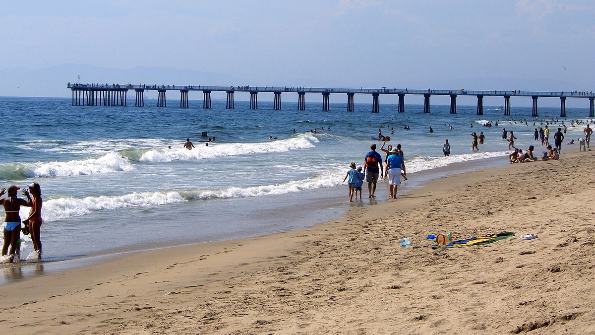 Typical Hermosa Beach on a summer day taken July of 2006 Photographed and uploaded by user Estrategy