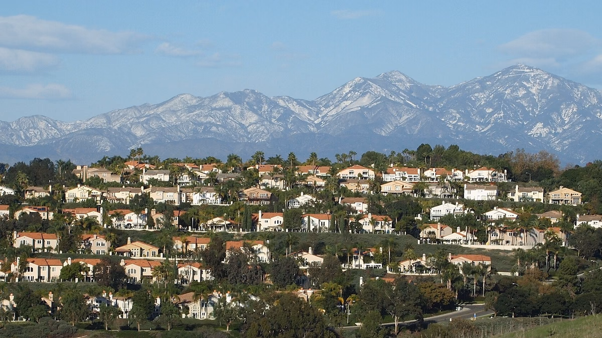Rows of look alike tract homes in Laguna Niguel with the Santa Anas behind them