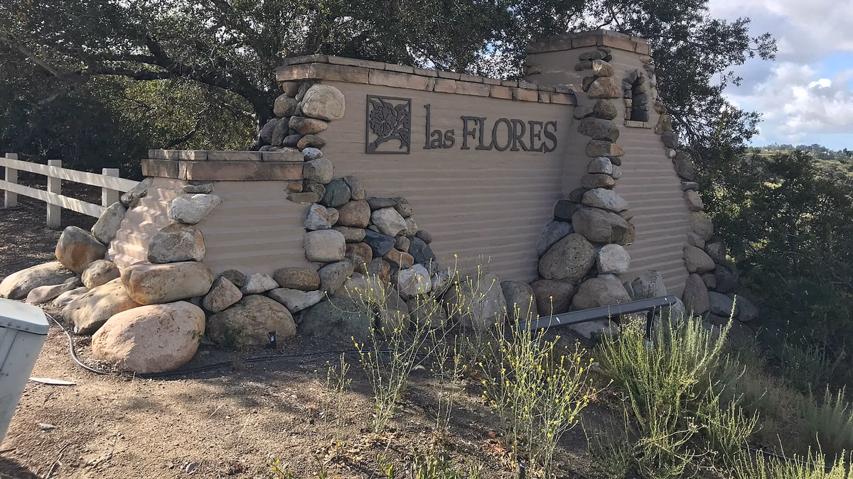 Image of the entrance sign into Las Flores, California from Oso Parkway in Mission Viejo.