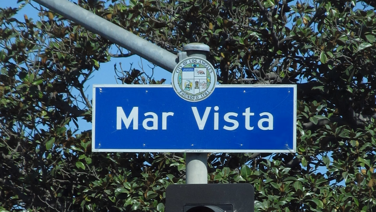 Mar Vista Neighborhhood Signage located at the intersection of Rose Avenue and Walgrove.