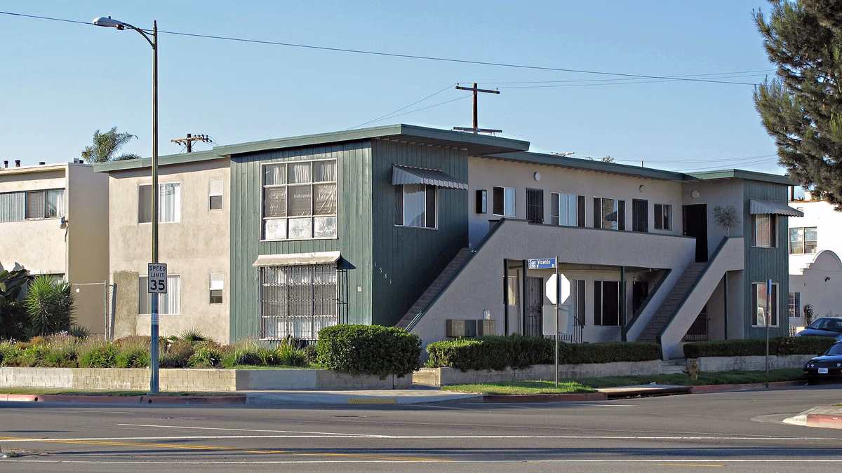 Typical apartment building of the older neighborhoods in the City of Los Angeles. San Vicente at Pico Boulevard, at the north edge of the en:Mid-City, Los Angeles neighborhood.