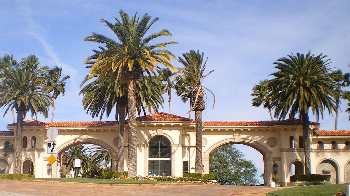 Mulholland Park Gate and gatehouse — southern Reseda Boulevard, Tarzana , Los Angeles, California. Canary Island date palms ( Phoenix canariensis ) .