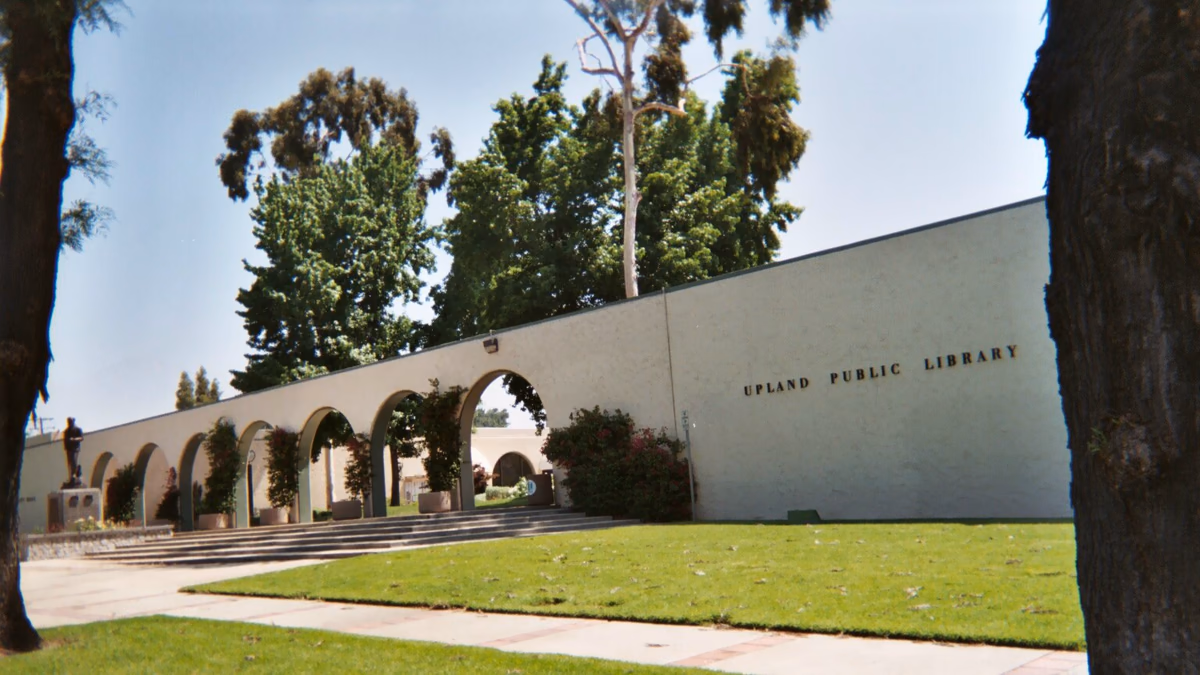 Upland City Hall (left) and Upland Public Library (right). The statue of en:George Chaffey is visible on the far left. Taken June 18, 2006.
